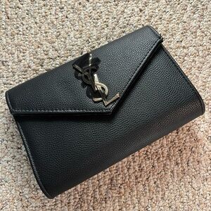 Black clutch (no shoulder strap)